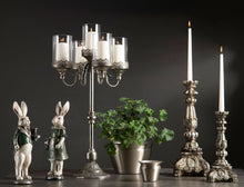 Lataa kuva Galleria-katseluun, Näyttävä metallinen 5-haarainen kynttelikkö 73cm antiikkihopea
