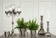 Lataa kuva Galleria-katseluun, Näyttävä metallinen 5-haarainen kynttelikkö 73cm antiikkihopea
