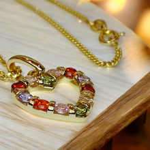 Lataa kuva Galleria-katseluun, Värikivi- sydän kaulakoru 55cm , keltakullattua hopeaa
