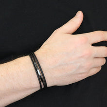 Lataa kuva Galleria-katseluun, Musta nahkarannekoru mustalla teräslaatalla ja mustilla zirkoneilla
