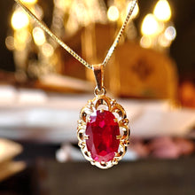 Lataa kuva Galleria-katseluun, Kultainen riipus punaisella kivellä 20mm, second hand
