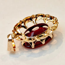 Lataa kuva Galleria-katseluun, Kultainen riipus punaisella kivellä 20mm, second hand
