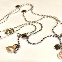 Lataa kuva Galleria-katseluun, Kalevala Vanamo kaulakoru 80cm vaaleanpunaisilla helmillä hopea, second hand
