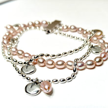 Lataa kuva Galleria-katseluun, Kalevala Vanamo rannekoru 19cm vaaleanpunaisilla helmillä, hopea, second hand
