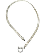 Lataa kuva Galleria-katseluun, Hopeinen litistetty rannekoru 2,4mm 18cm, second hand
