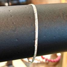 Lataa kuva Galleria-katseluun, Hopeinen litistetty rannekoru 2,4mm 18cm, second hand
