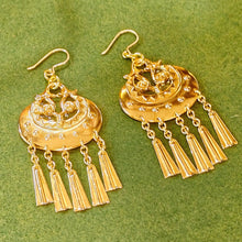 Lataa kuva Galleria-katseluun, Kalevala Kuutar isot korvakorut kiillotettu pronssi, second hand
