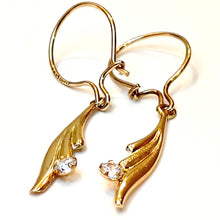 Lataa kuva Galleria-katseluun, Kultaiset korvakorut kirkkaalla kivellä, second hand
