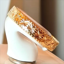 Lataa kuva Galleria-katseluun, Koristeleikattu kultasormus  vuodelta 1977, 18k, koko 17-, second hand
