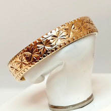 Lataa kuva Galleria-katseluun, Koristeleikattu kultasormus  vuodelta 1977, 18k, koko 17-, second hand
