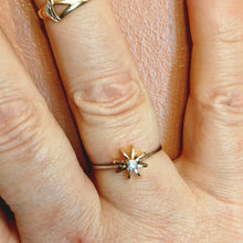 Lataa kuva Galleria-katseluun, 2-värinen sormus / valko- ja keltakulta 18k vuodelta 1979,  koko 18-, second hand
