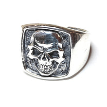 Lataa kuva Galleria-katseluun, Hopeinen pääkallo kantasormus 15x15mm, koko 19, second hand
