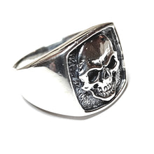 Lataa kuva Galleria-katseluun, Hopeinen pääkallo kantasormus 15x15mm, koko 19, second hand
