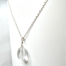 Lataa kuva Galleria-katseluun, Kotimainen iso vuorikristalli- riipus 42cm, hopea, second hand
