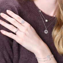 Lataa kuva Galleria-katseluun, Rosettanor kukkasormus, keltakullattu hopea +zirkonit, koko 17, JoanliNor
