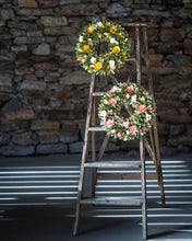 Lataa kuva Galleria-katseluun, Kukkakranssi 40cm, A Lot Decoration, vaaleanpunainen tai keltainen
