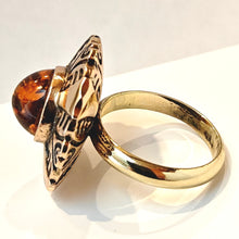 Lataa kuva Galleria-katseluun, Pronssisormus meripihkalla, koko 19+, second hand
