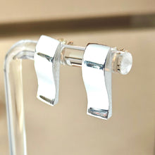 Load image into Gallery viewer, Aarikka korvanapit, hopea, second hand
