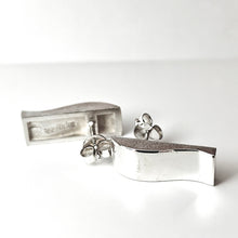 Load image into Gallery viewer, Aarikka korvanapit, hopea, second hand
