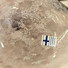 Load image into Gallery viewer, Kotimainen signeerattu taidelasilintu Lasi-Kostamo
