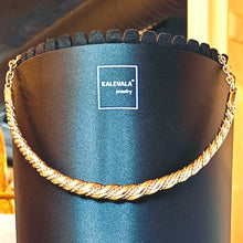 Load image into Gallery viewer, Kalevala Halikon Lampolan kaulakoru, kiillotettu pronssi, second hand
