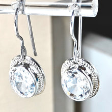 Lataa kuva Galleria-katseluun, Kotimaiset korvakorut 10x8mm zirkoneilla, hopea
