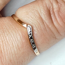 Lataa kuva Galleria-katseluun, V-mallinen 14k kultasormus koko 16,5 vuodelta 1992, second hand
