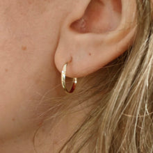 Lataa kuva Galleria-katseluun, Puolipyöreät kulta korvarenkaat 14mm, second hand
