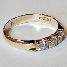 Load image into Gallery viewer, Kultainen 18k sormus kirkkailla kivillä, koko 18,5, second hand
